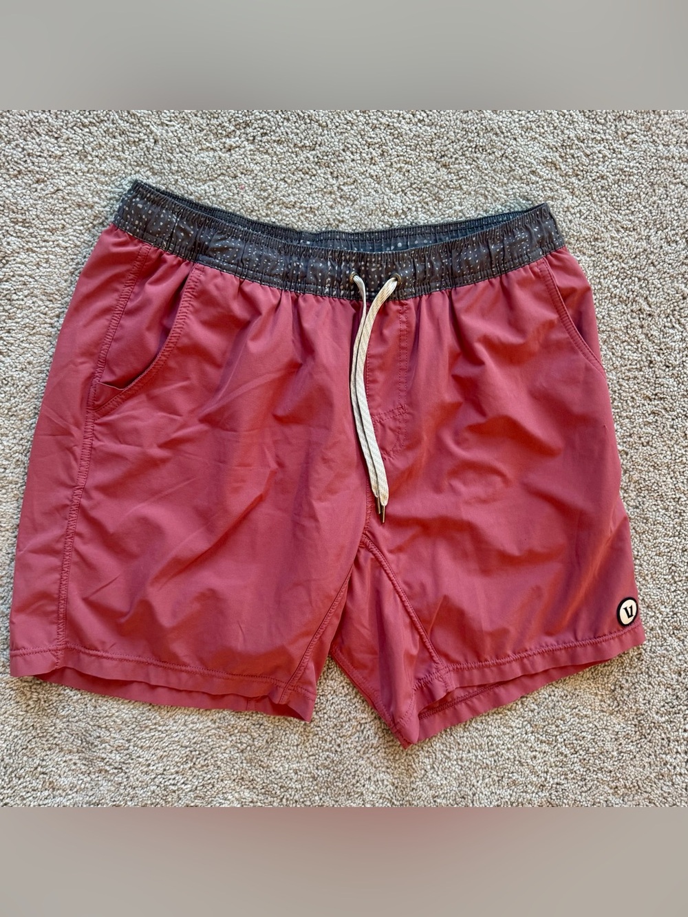 Vuori men’s salmon pink/red lined Kore short. 7.5in inseam. Large. Used